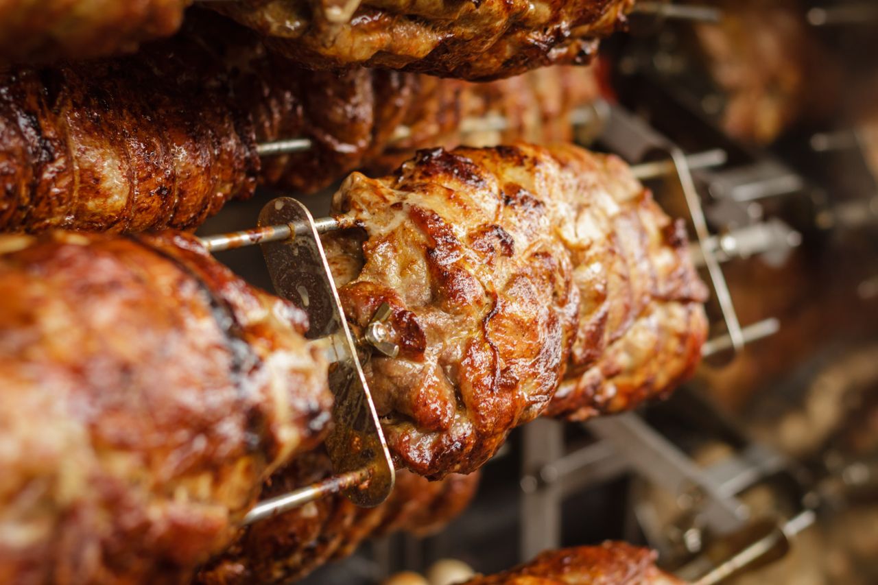 Mastering the First Impression: Your intriguing post title goes here Close-up of juicy and perfectly grilled rotisserie pork, ideal for barbecue lovers.
